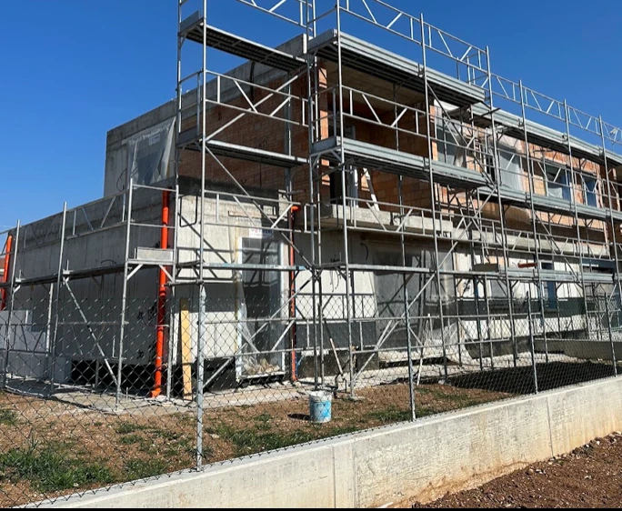 Edificio con ponteggi durante la lavorazione della facciata