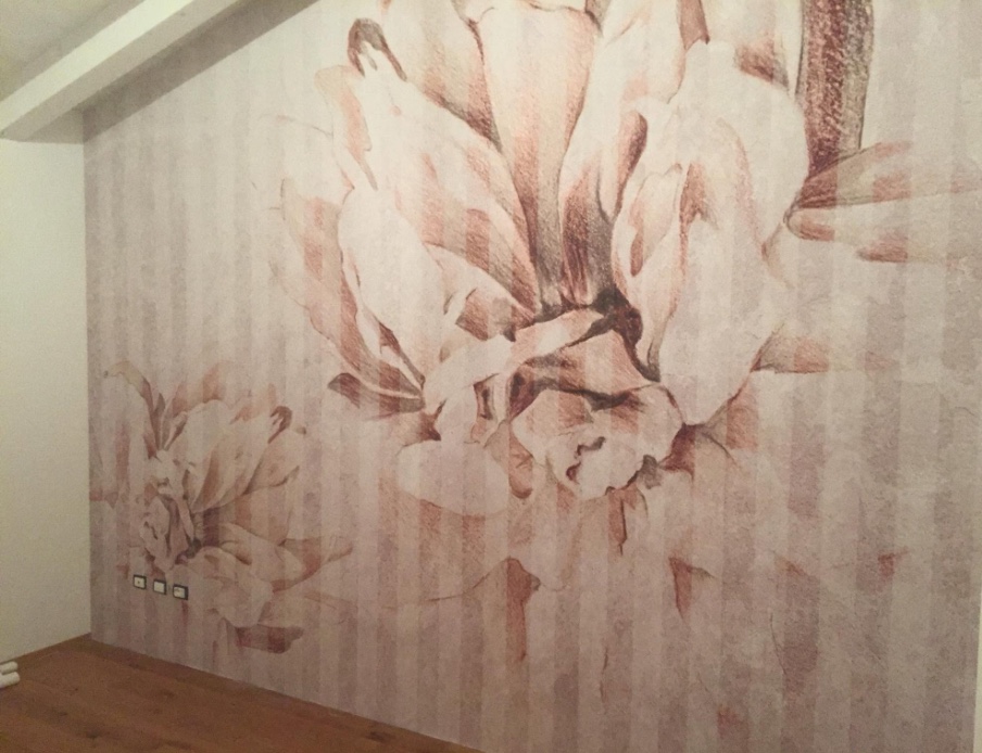 Grande parete decorata con motivo floreale dai toni cipria