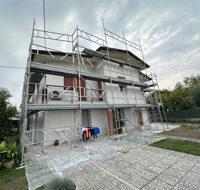 Abitazione con ponteggi durante il rifacimento esterno