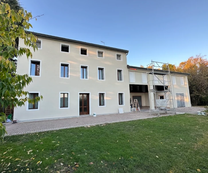 Edificio residenziale con facciata rinnovata