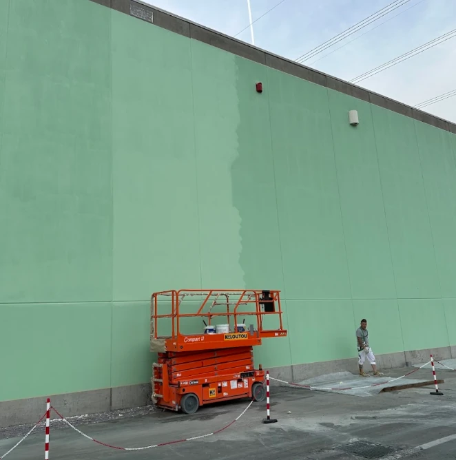 Grande parete industriale tinteggiata di verde