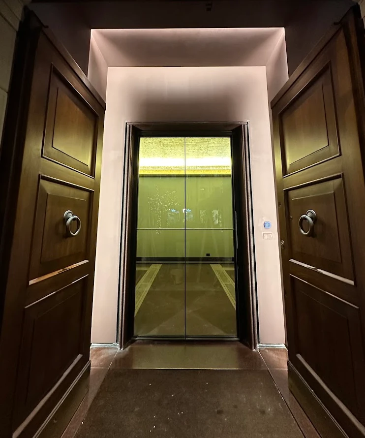 Ingresso rifinito con illuminazione integrata