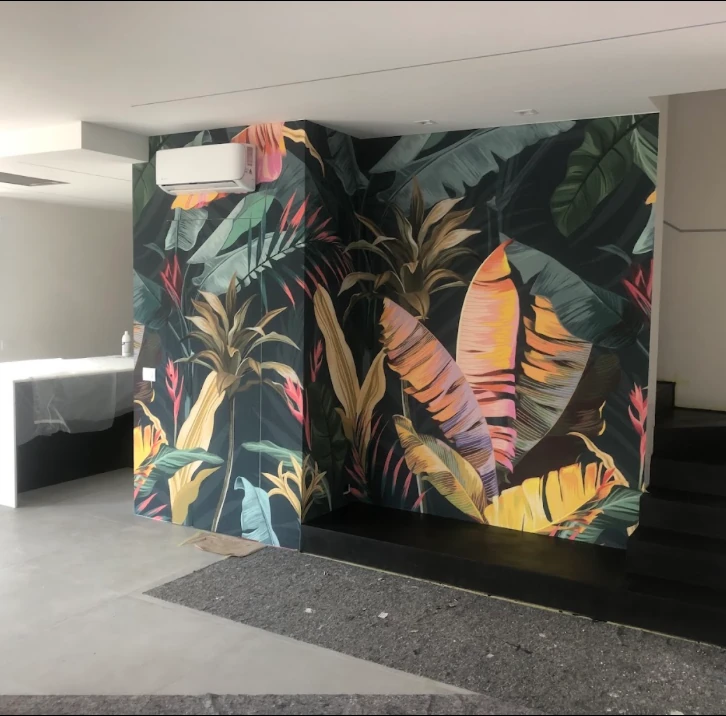 Carta da parati tropicale in un interno contemporaneo