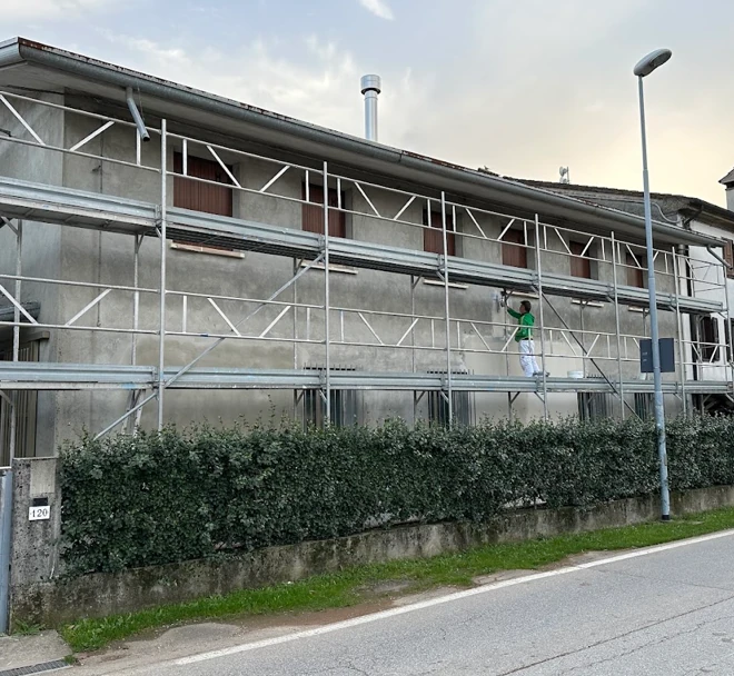 Lavorazione esterna su una facciata di grandi dimensioni